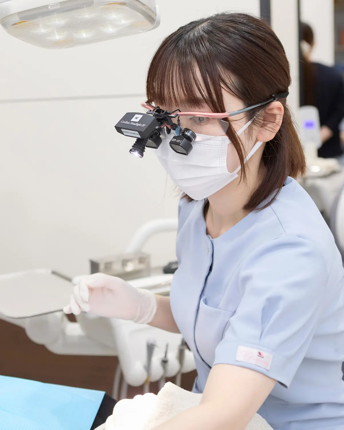9:30 患者さんと会話しながら施術を始めるDH。